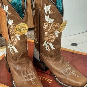 Women's Corral Boots, size 8, Square Toe, Brown, White Heels, Floral Stitching